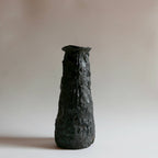 Vase MAGMA en céramique sombre, forme tulipe haute, surface texturée