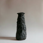 Vase MAGMA sombre texturé, silhouette haute et élancée, vue de profil