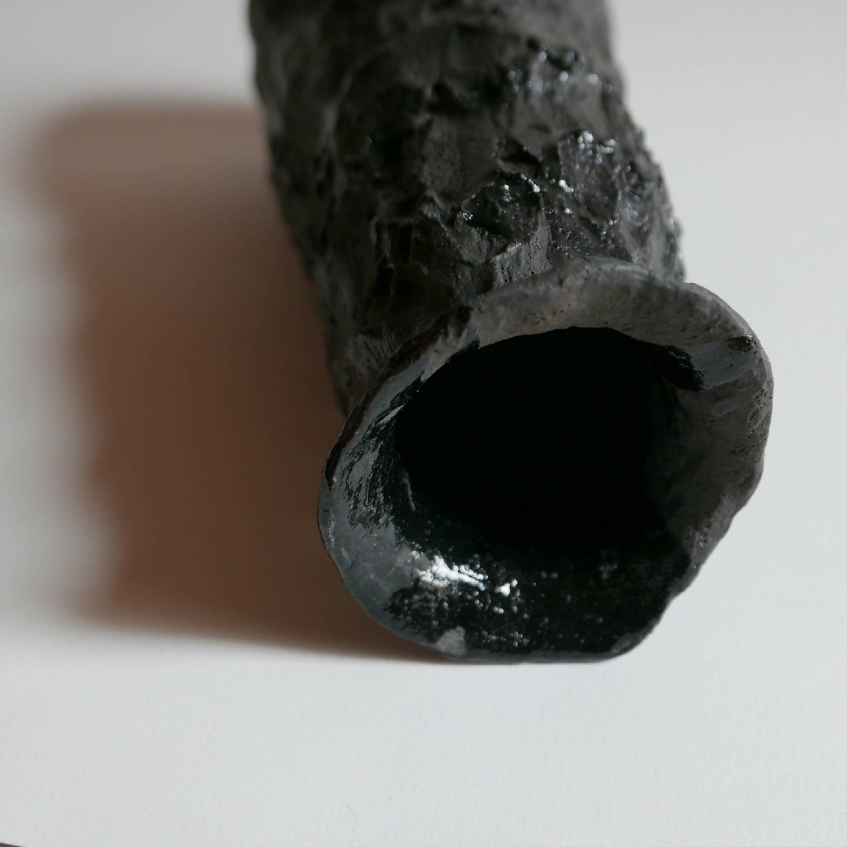 Vase MAGMA : ouverture évasée et intérieur sombre, détail de la texture