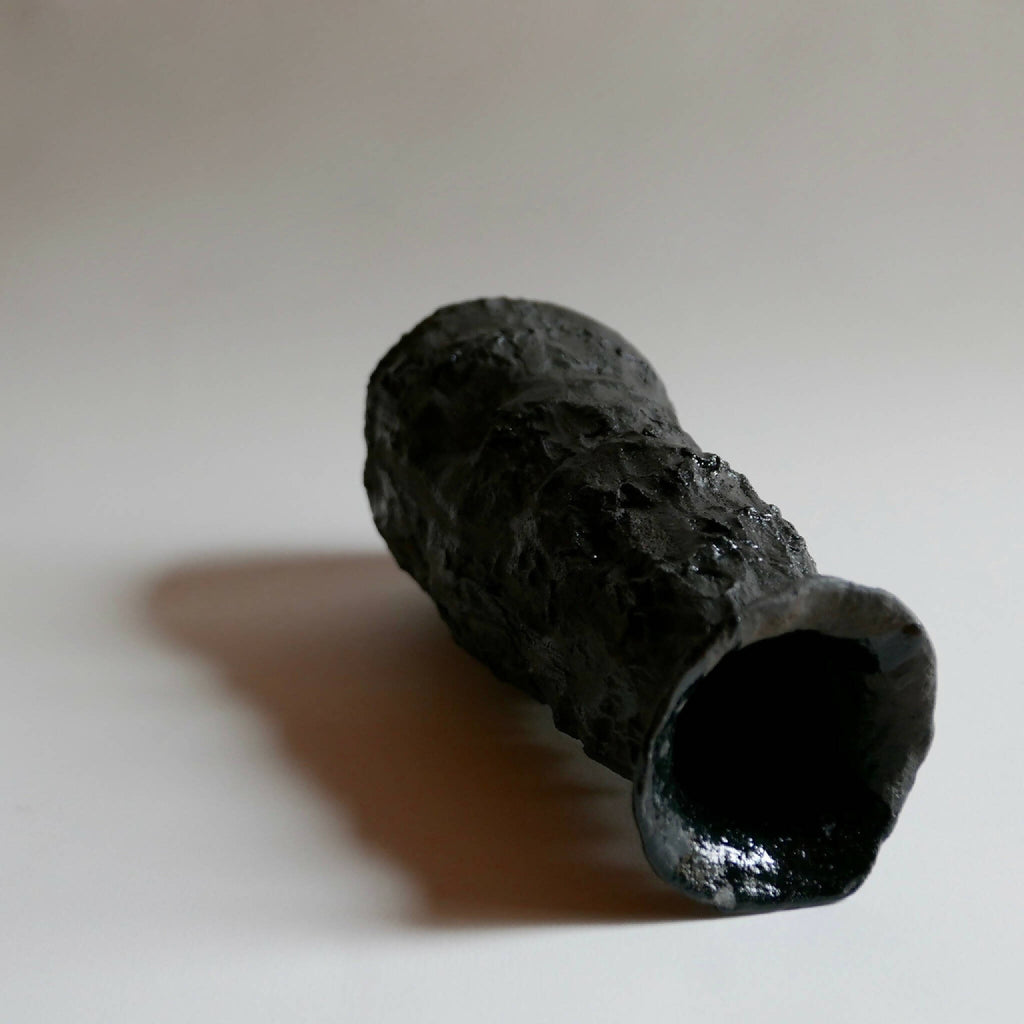 Vase MAGMA sombre, vue oblique sur l’ouverture et le col évasé