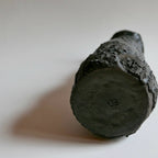Vase MAGMA : base ronde sombre, surface irrégulière texturée