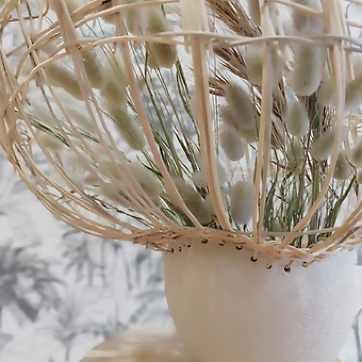 Vase nuage en céramique beige, bord ouvert et herbes décoratives vertes