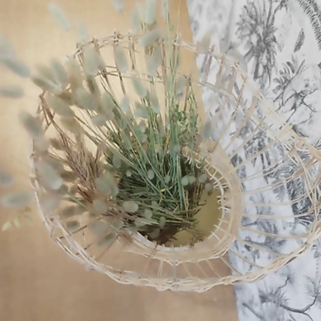 Vase nuage en céramique beige, décor de branches et herbes en cercle