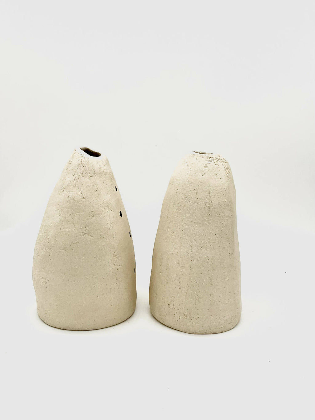 Deux vases coniques DUO beige, vue de profil, surface texturée et ouverture en haut.