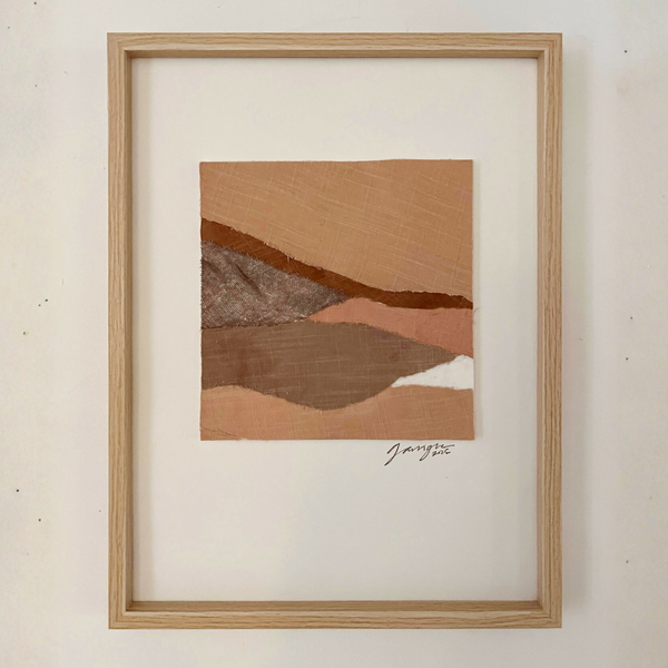 Collage textile abstrait en cadre bois clair, couches de tissus beige, marron et brique.