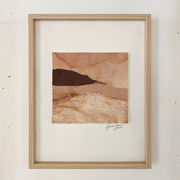 Collage textile encadré, paysage abstrait brun et rose, texture tissu, signature.