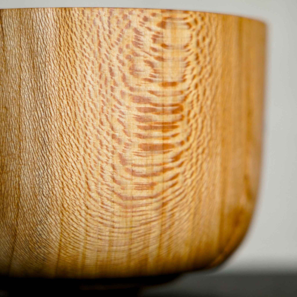 Bol en bois : gros plan du grain ondulé et des veines concentriques
