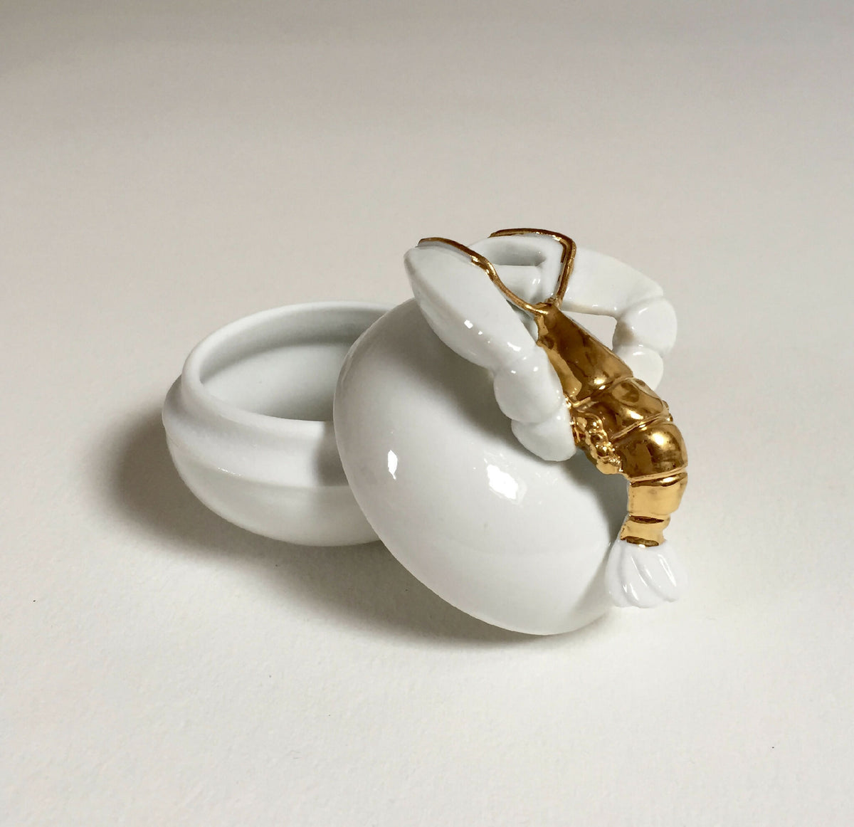 Boîte à sucres en porcelaine blanche, couvercle homard doré, présentoir creux