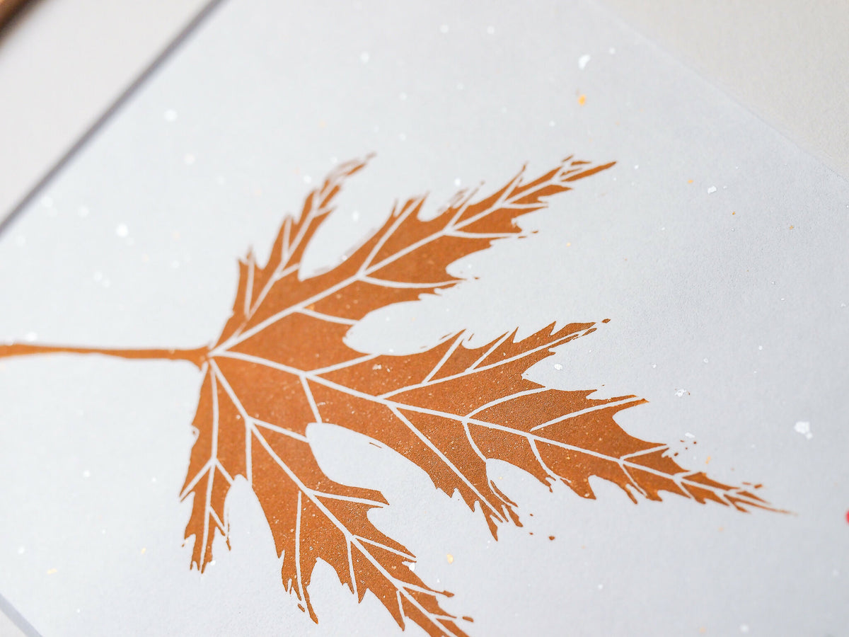 Gravure sur papier washi, gros plan feuille d’érable orange
