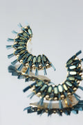Bracelet manchette oursins bleu et vert, tressé de perles et pointes dorées