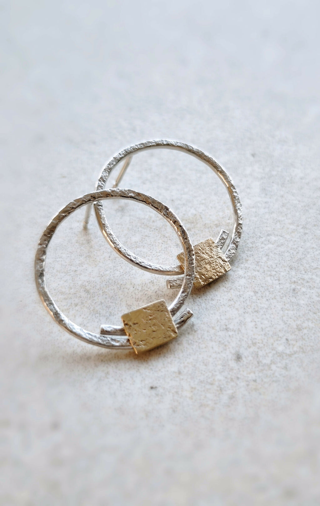 Boucles d’oreilles créoles argentées superposées, pastilles carrées dorées