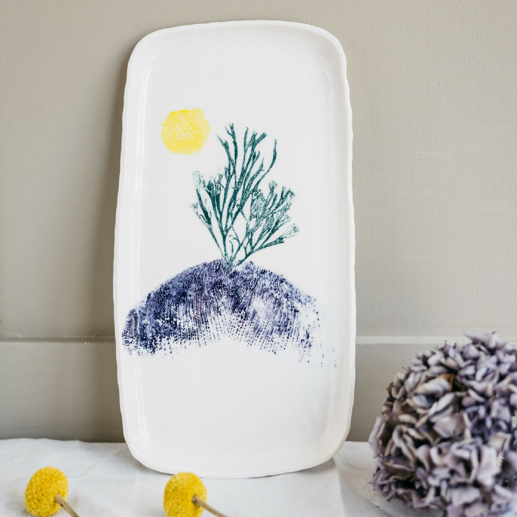 Plat à cake en porcelaine blanc, décor végétal bleu et jaune, forme allongée, fait main