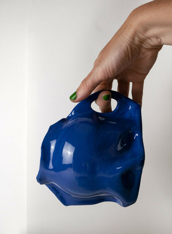 Vase en forme de sac bleu avec ouverture supérieure