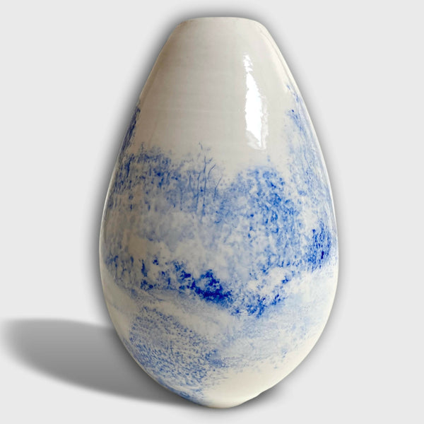 Vase en porcelaine blanc à décor bleu ciel et motifs de paysages avec arbres