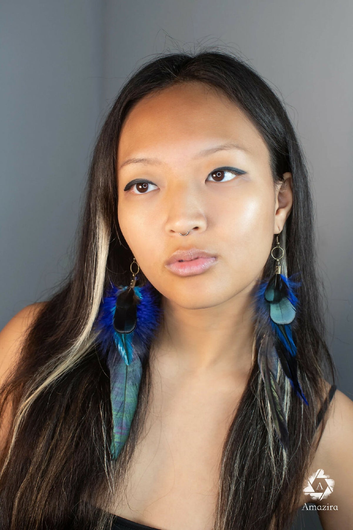 Boucles d’oreilles à plumes bleu turquoise, pendantes, vue de face
