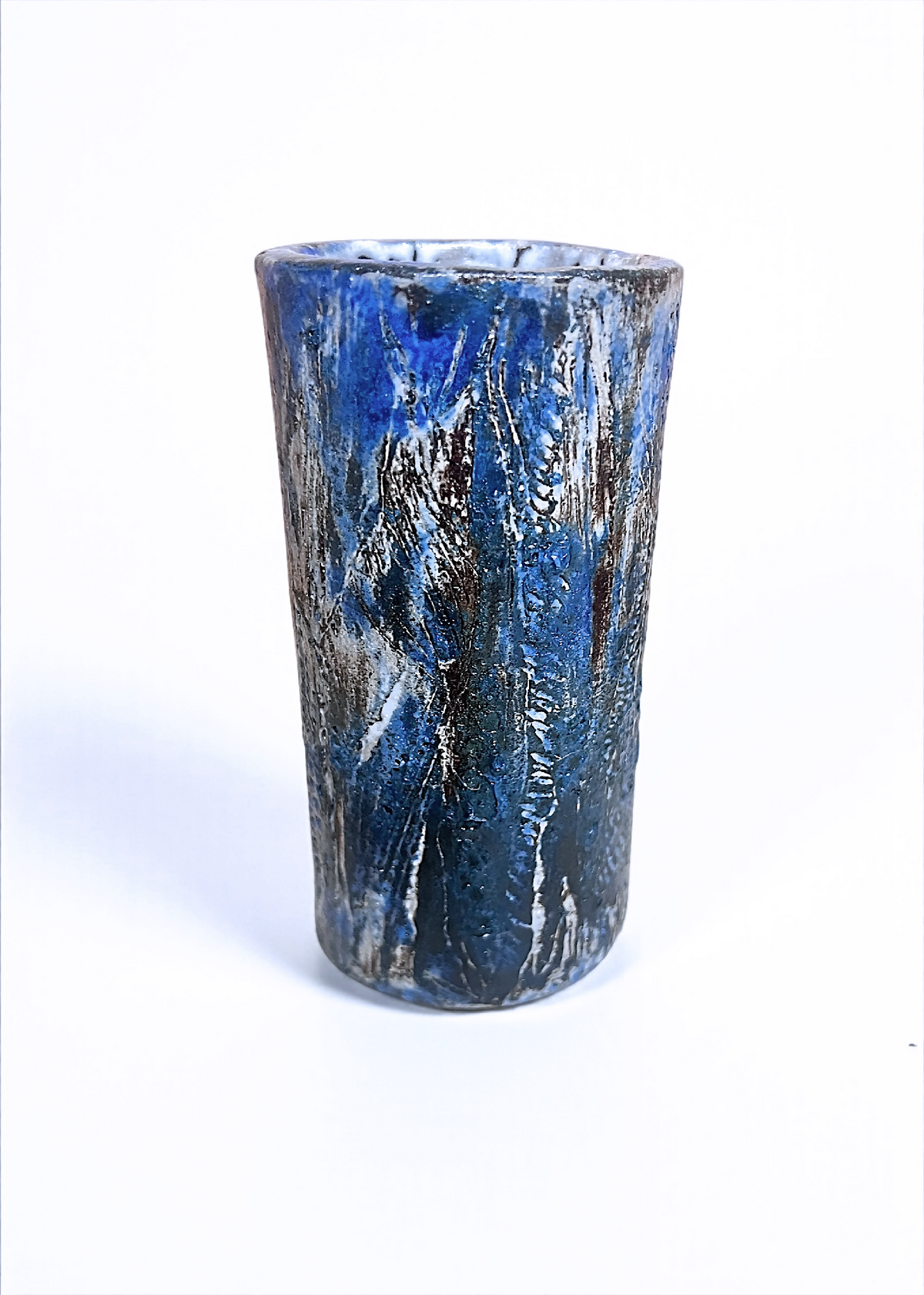 Petit vase cylindrique en grès bleu avec éclats gris, surface striée et motifs