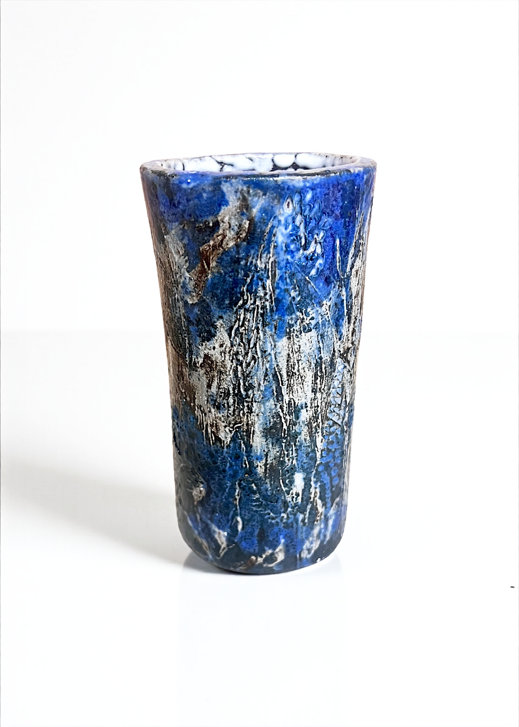 Petit vase en grès bleu et gris, motifs verticaux et texture granuleuse