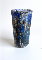Petit vase cylindrique en grès bleu et gris, décor en relief gravé vertical
