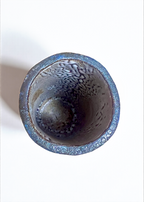 Petit vase en grès, vue du dessus : ouverture en relief, intérieur gris bleuté