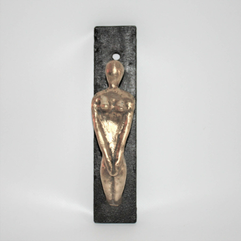 Porte-manteau mural avec figurine dorée sur plaque noire, anneau accroche-vestes.