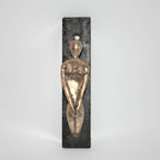 Porte-manteau mural avec figurine dorée sur plaque noire, anneau accroche-vestes.
