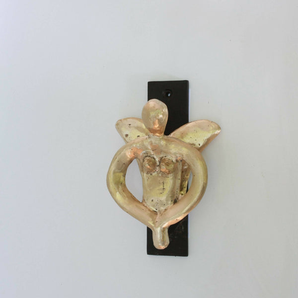 Porte-manteau mural à motif cœur en métal, patine beige, fixé sur plaque noire