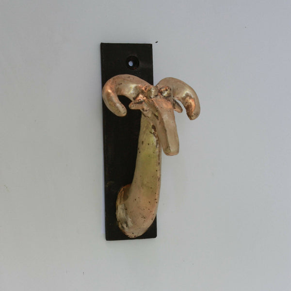 Porte-manteau mural en métal noir avec patère en forme de main, fixations visibles