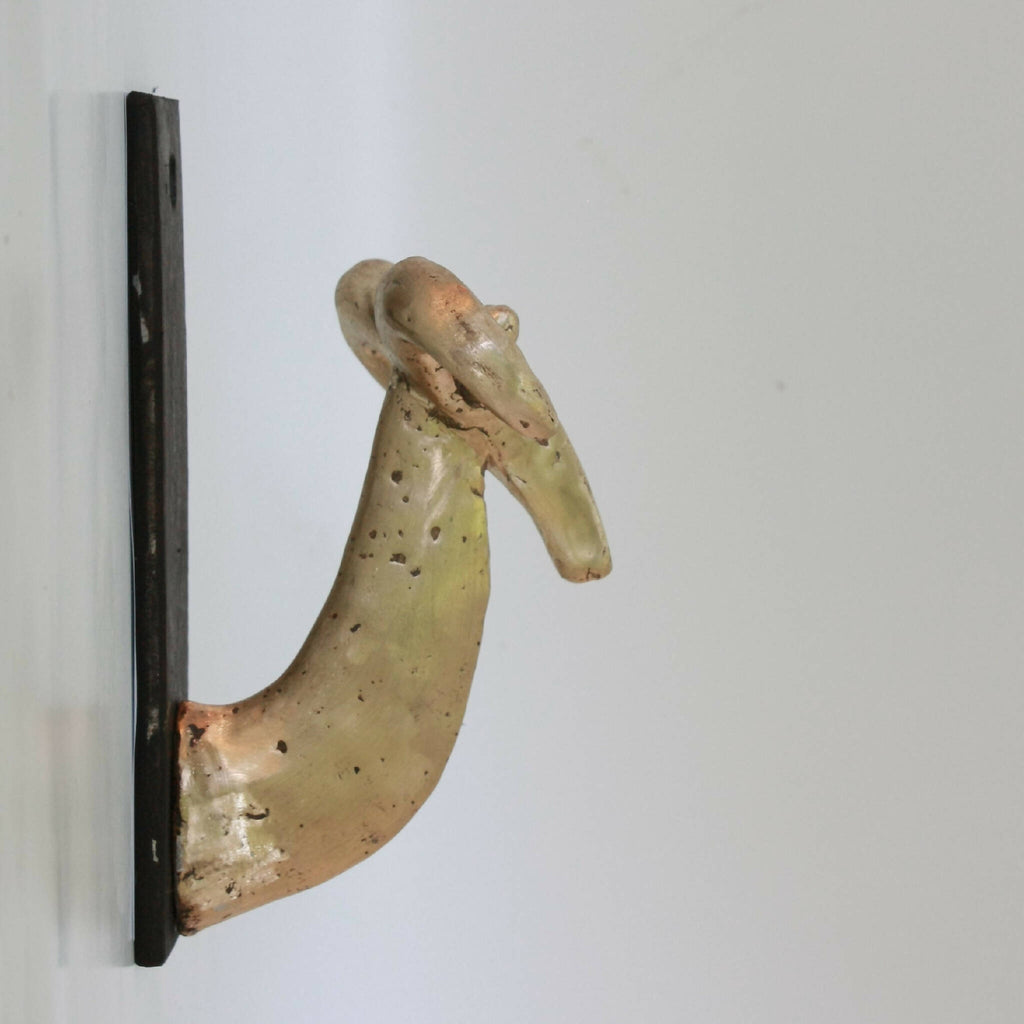 Porte-manteau mural : patère main en métal patiné vert-jaune sur support noir