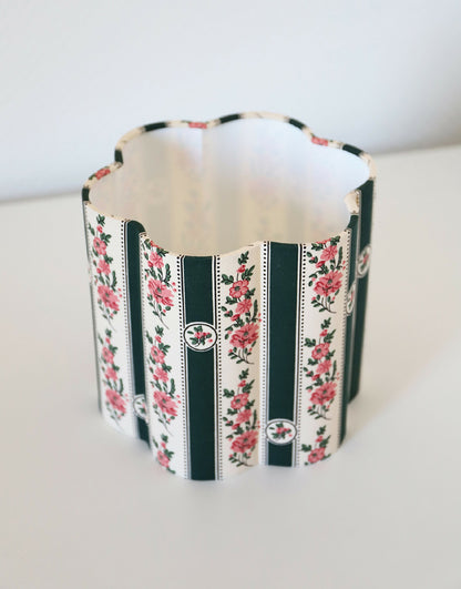 Abat-jour forme fleur Flora vert, intérieur blanc, motifs fleuris et rayures.