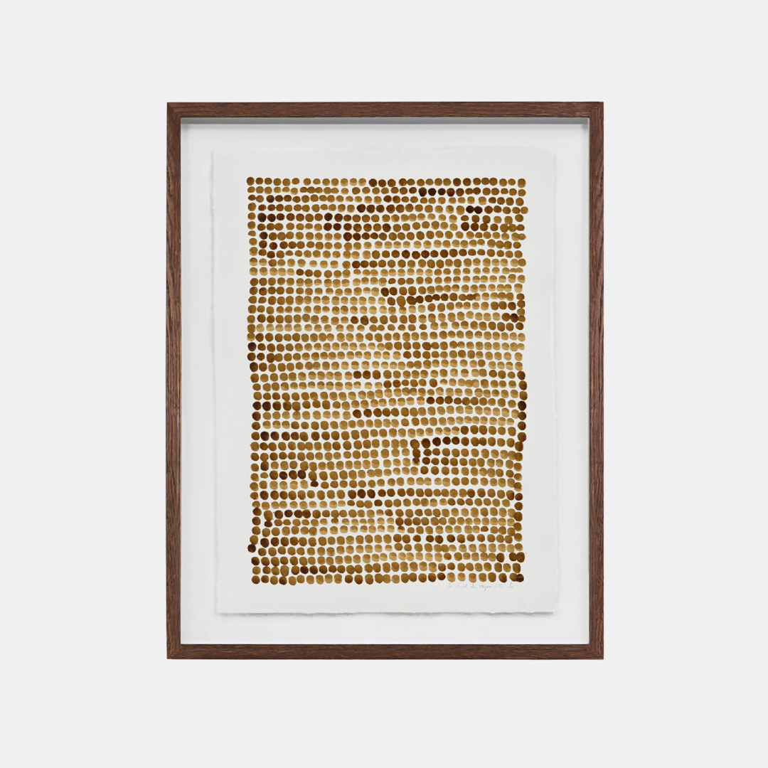 Tableau encadré: cadre en bois brun, grille de petits points brun café sur fond clair
