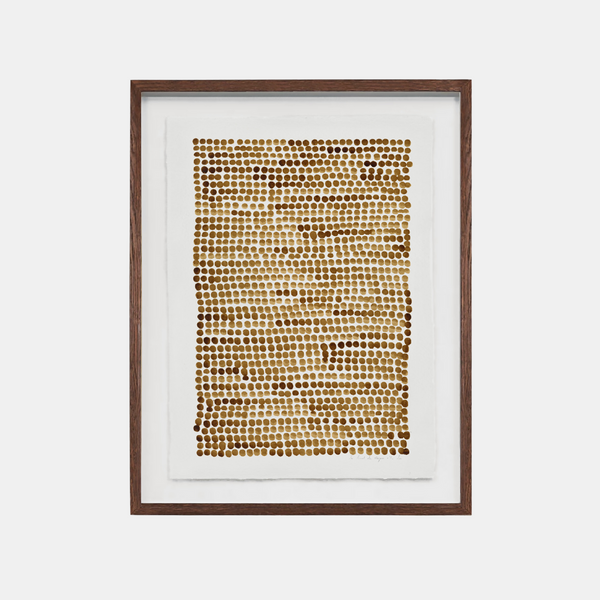 Tableau encadré: cadre en bois brun, grille de petits points brun café sur fond clair