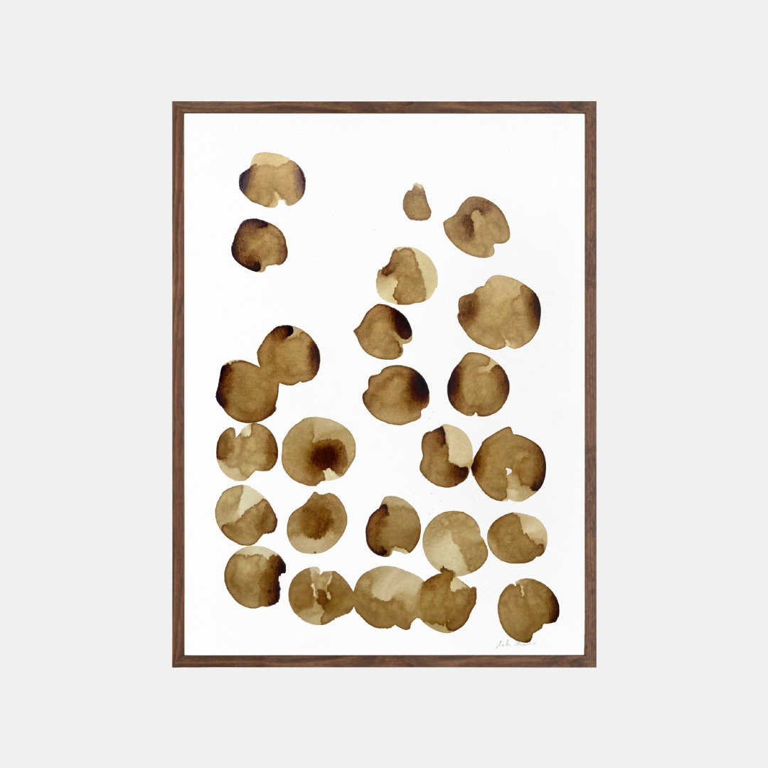 Tableau carré encadré, taches de café brunes et formes organiques sur papier clair