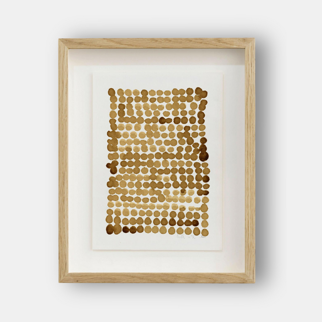 Encadrement en bois clair avec peinture café: motif de bulles en points brun.
