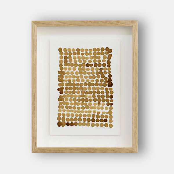 Encadrement en bois clair avec peinture café: motif de bulles en points brun.