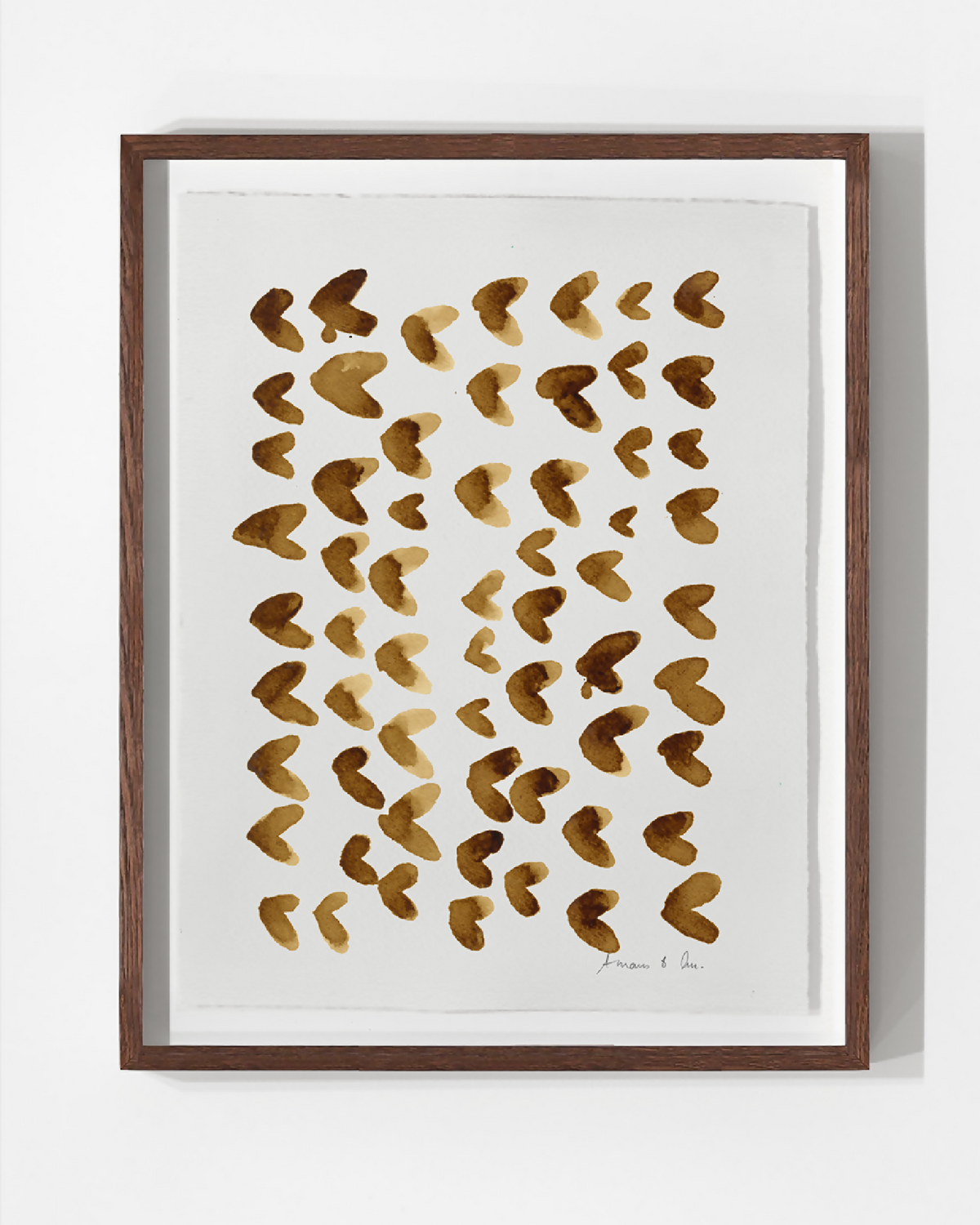 Tableau encadré en bois brun, motifs en empreintes de café marron sur fond clair