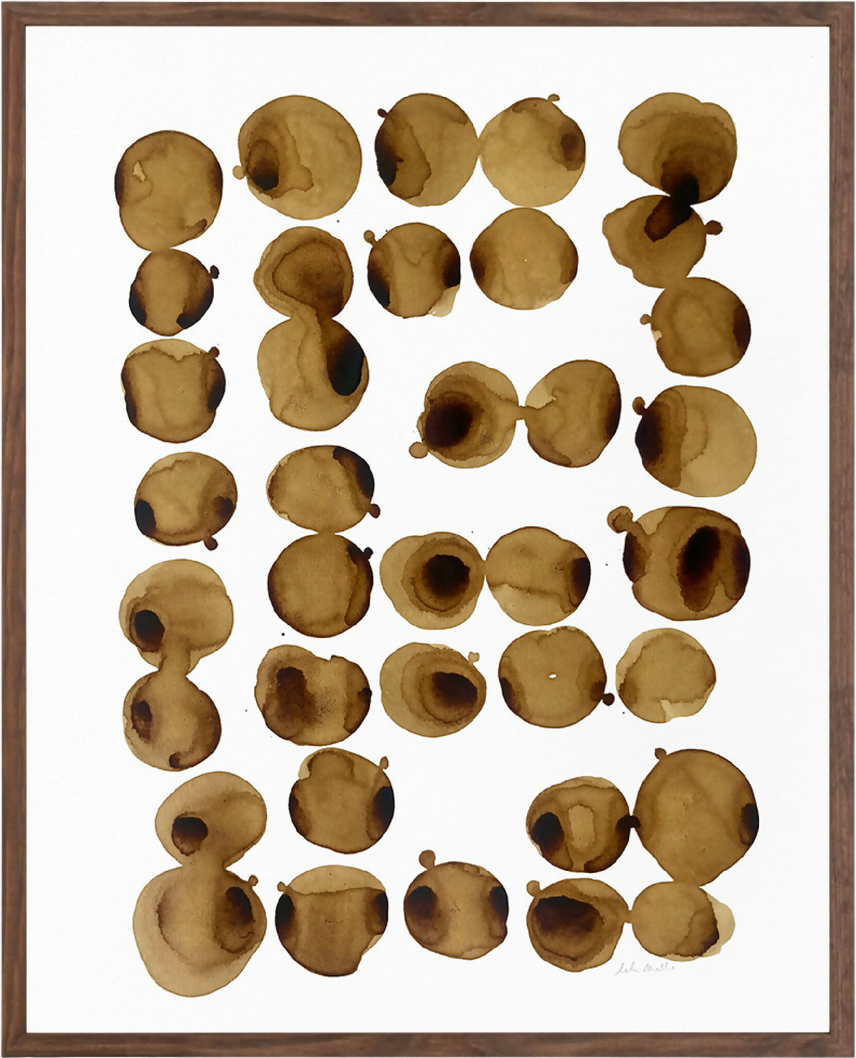 Composition de taches au café brunes sur papier coton, dans un cadre en bois.