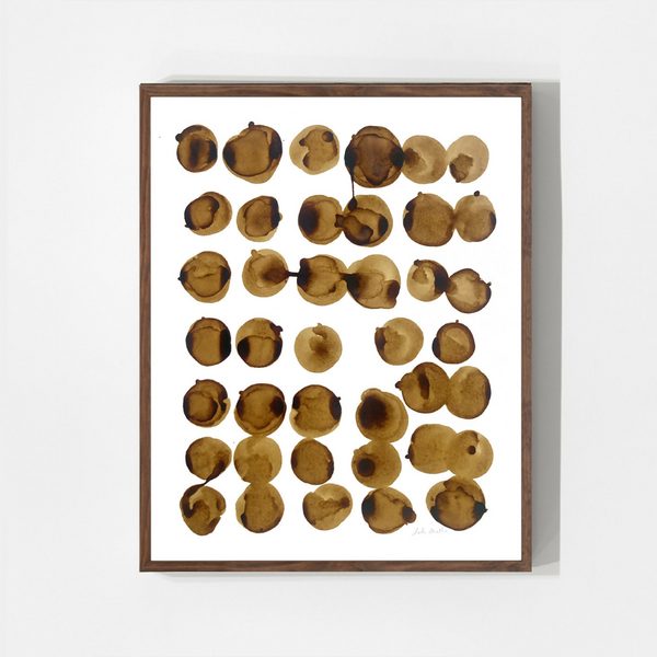 Tableau encadré d’encres café, taches rondes sur papier coton.