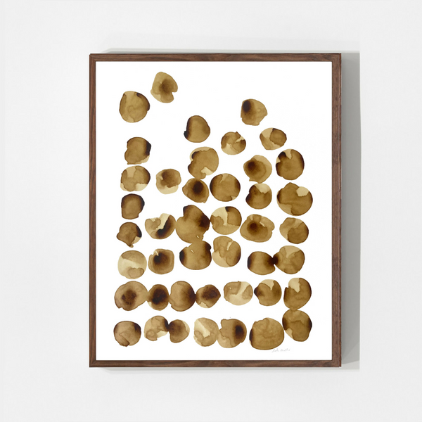 Peinture au café encadrée, empreintes circulaires beiges et brunes sur toile.