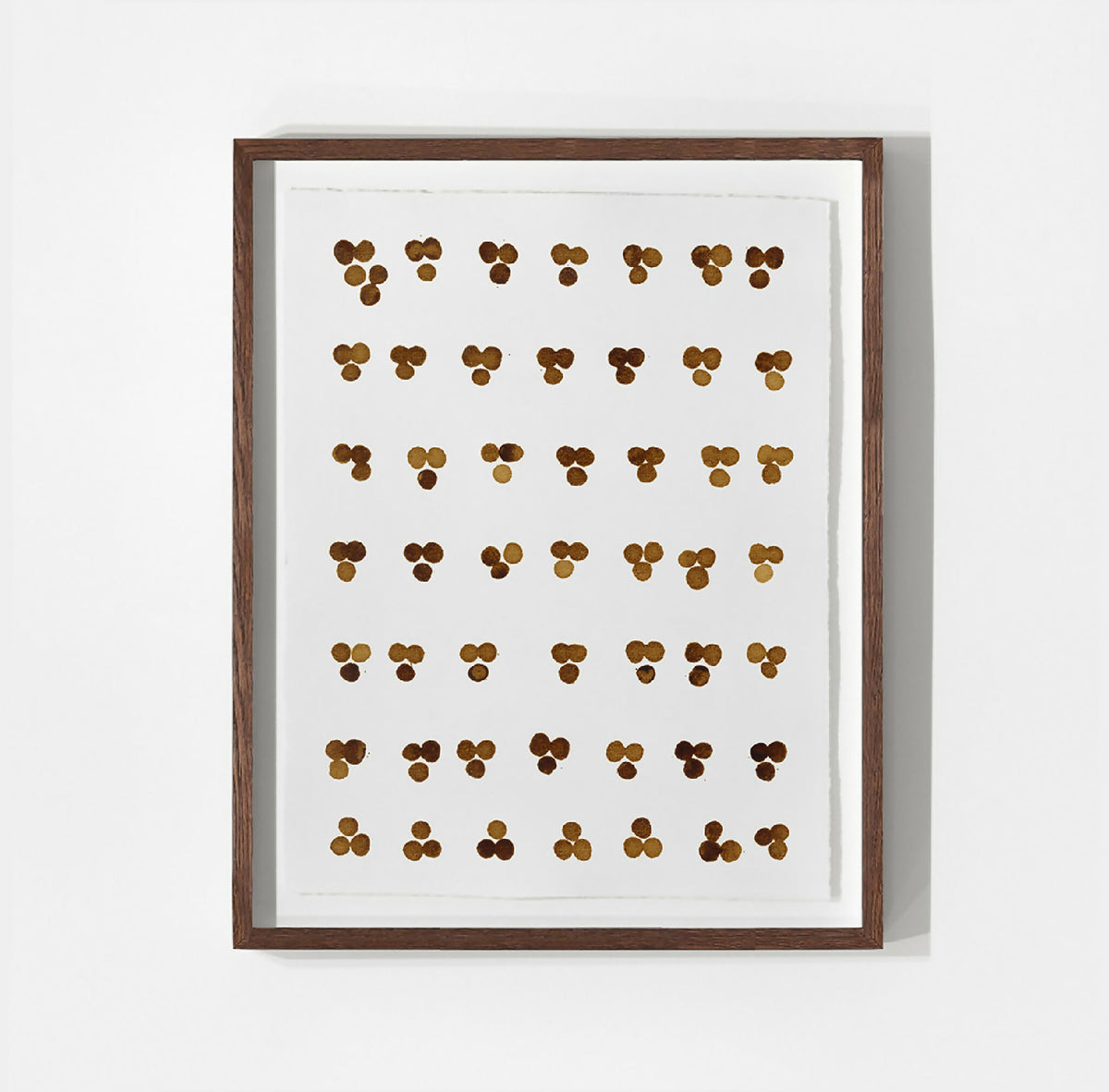 Peinture café sur papier coton encadrée, motifs bruns en grille.