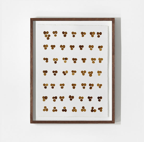 Peinture café sur papier coton encadrée, motifs bruns en grille.