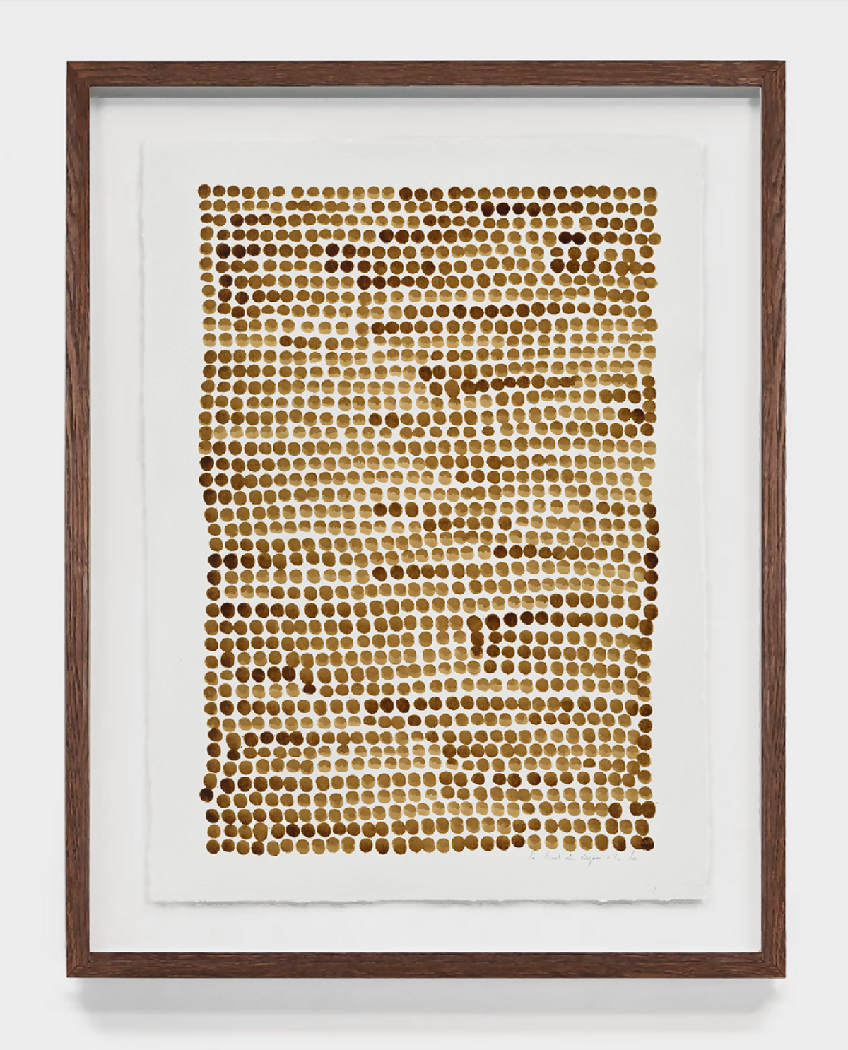 Tableau encadré avec cadre bois brun, rangées de petits points brun café, motif abstrait