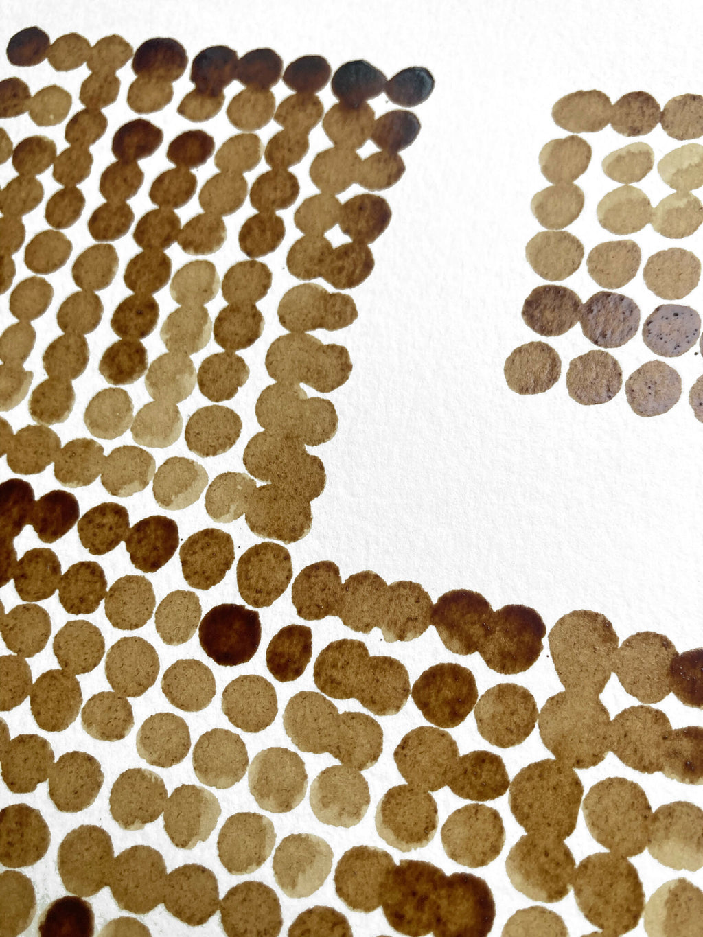 Peinture carrée en empreintes de café, gros plan sur papier coton blanc
