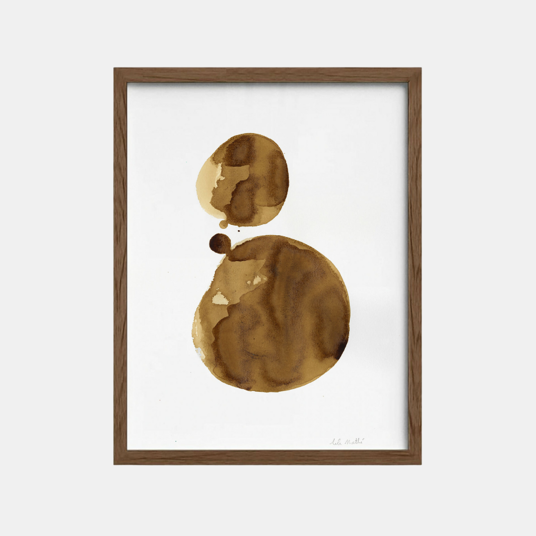 Tableau encadré en peinture café sur papier coton, silhouette abstraite brune.