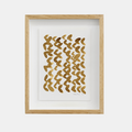 Encadrement en bois clair avec peinture abstraite brune sur papier
