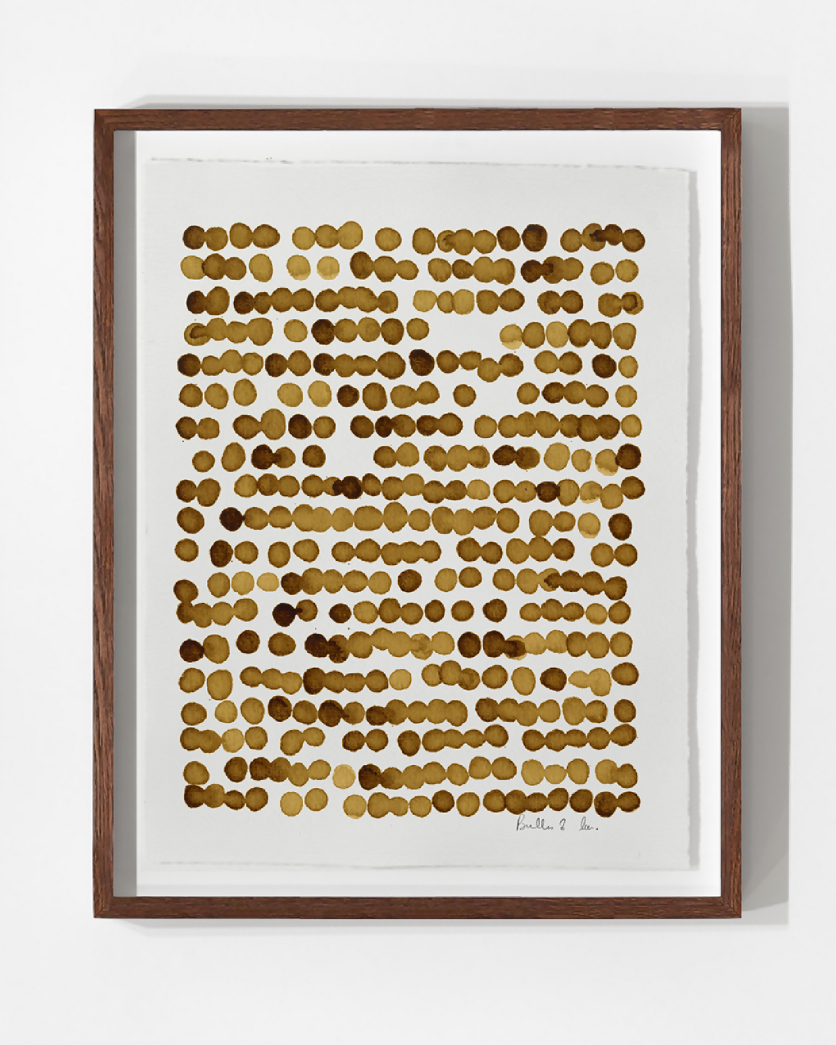 Tableau encadré au motif de points bruns en rangées, sur fond clair