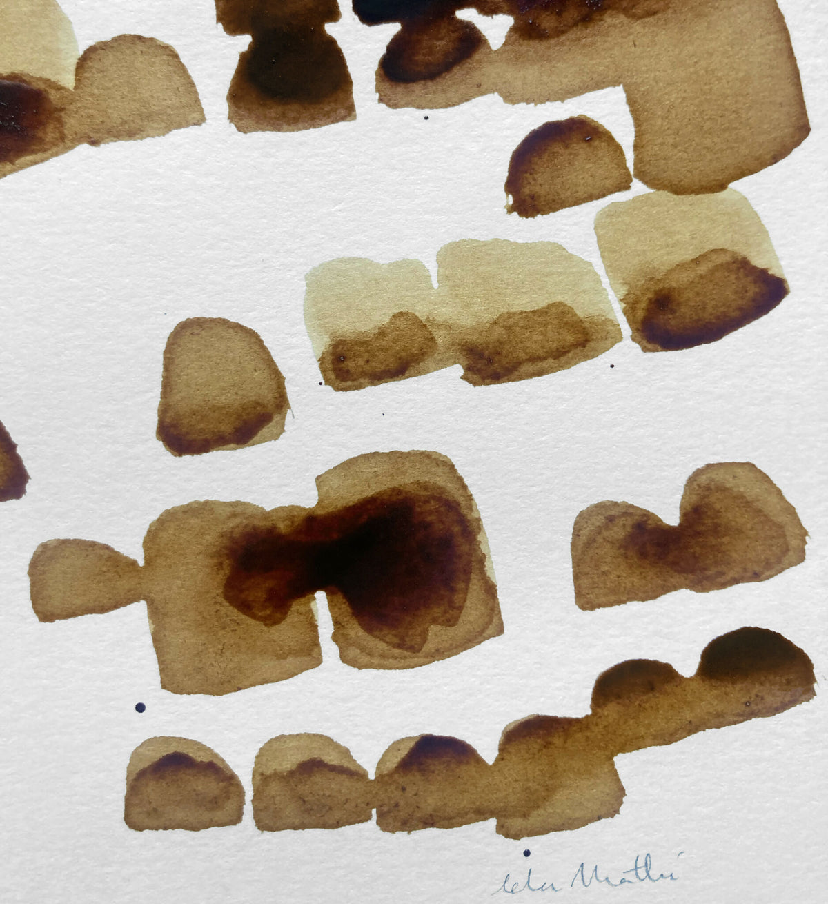 Peinture au café en gros plan, taches brun foncé et beiges, signature discrète