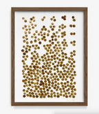Peinture café encadrée sur papier coton, nuage de points bruns et clairs sur fond.