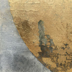 Fragment de peinture circulaire beige doré, détails bleu-vert et texture grattée