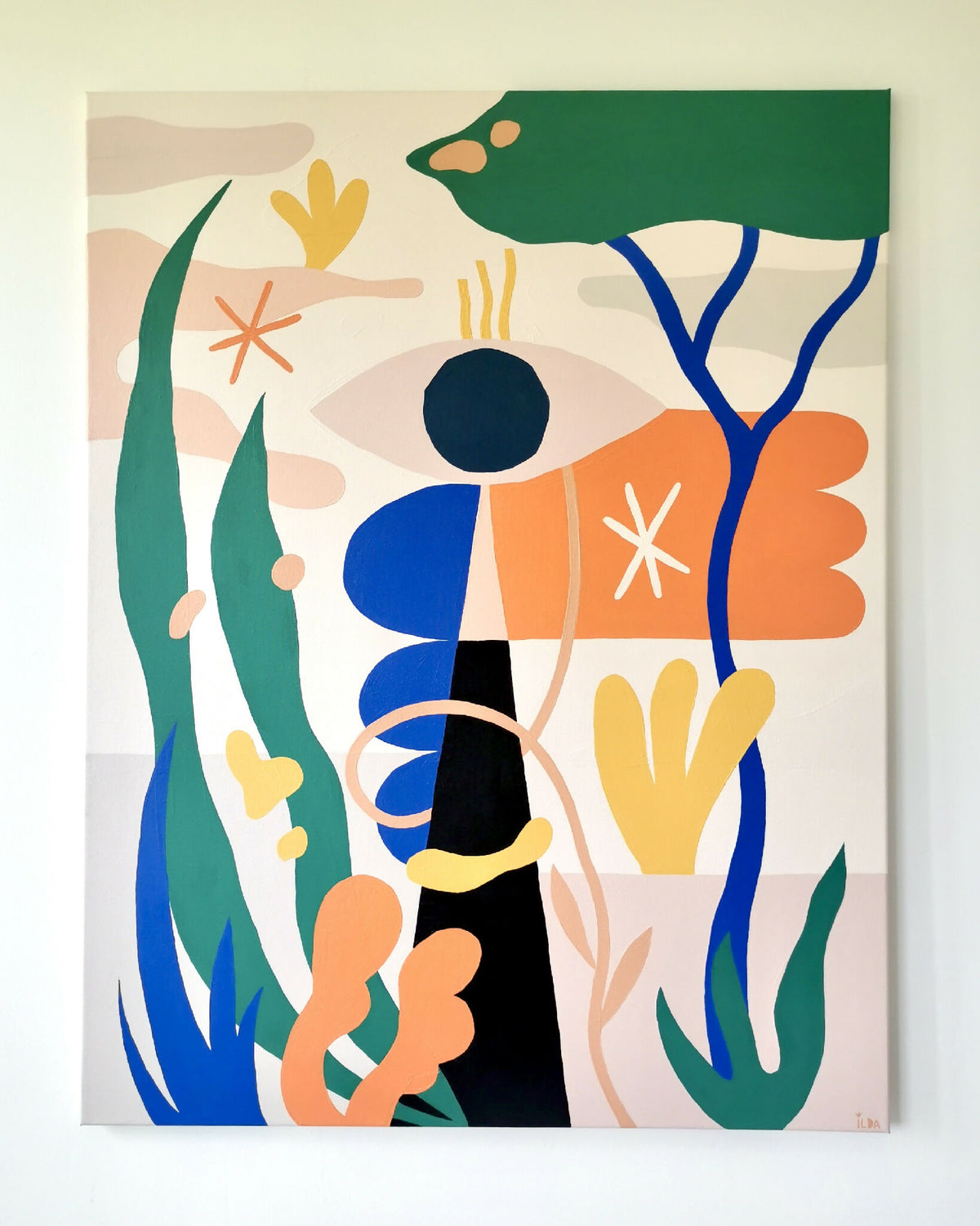 Toile de peinture abstraite avec formes végétales vert foncé, bleu et orange.