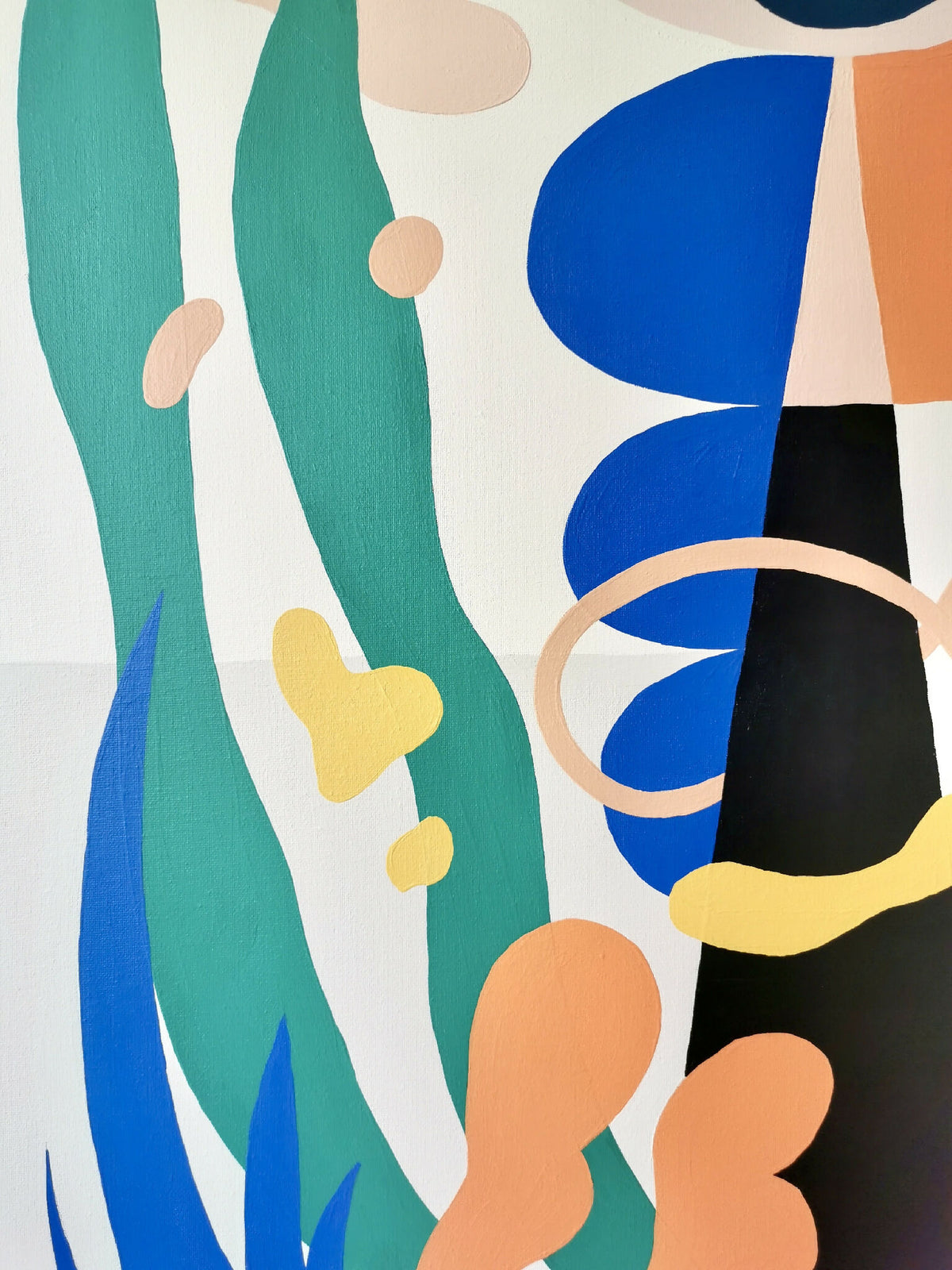 Détail de toile abstraite : aplats bleu, noir et verts, contours courbes.